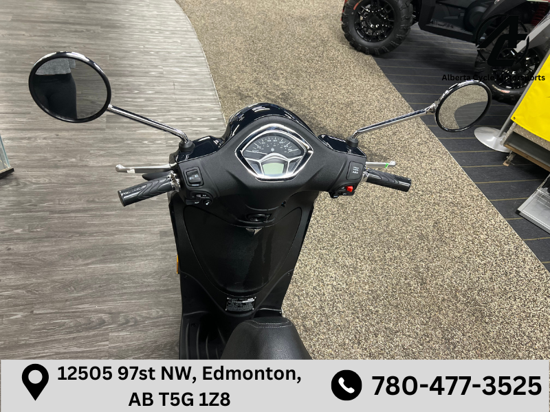 2023 Piaggio Liberty 150 with top box (US0032)