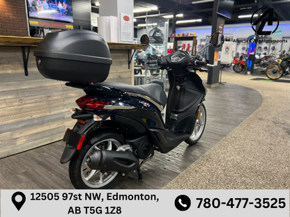 2023 Piaggio Liberty 150 with top box (US0032)